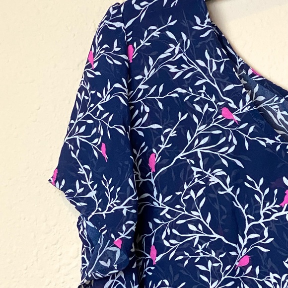 ‼️SOLD‼️ Torrid Sheer Blouse Cap Sleeve in Navy w/ White Vines & Pink Birds - Picture 6 of 10